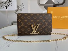 PRODUCT��DETAILS Includes Shipping bags, dustbag sleeper, care manual, booklet, tag. Brown Wallet, Top Handbags, Luxury Wallet, Designer Wallets, Evening Clutch Bag, Bags Designer Fashion, Lv Bag, Exclusive Bag, New Bag