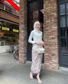 Raya Ootd Pose, Ootd Kebaya Hijab Modern, Kebaya Kondangan Hijab, Kebaya Simple Hijab, Raya Pose, Hijab Heels, Raya Ootd, Raya Outfit, Ootd Pose