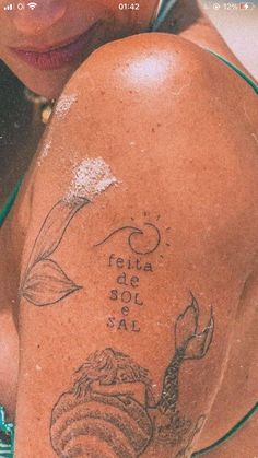 a woman with a tattoo on her arm that says feliza de sol sal