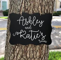 a sign hanging from the side of a tree that says, ashley and rattie's room