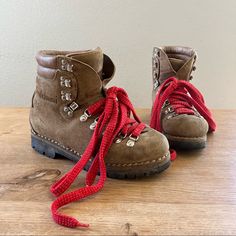 Vendramini Hiking Boot W Red Laces Made In Italy The Size Tag Is Worn Off, See Measurements Estimate About An 8-8.5 Vintage Worn In But So We’ll Made That There Are Miles & Miles Left! Red Laces Hiking Boots, Vintage Danner Boots, Vintage Hiking Boots, Quirky Accessories, Danner Boots, Thrift Inspo, Texas Chainsaw, Shoes Too Big, Hiking Boot