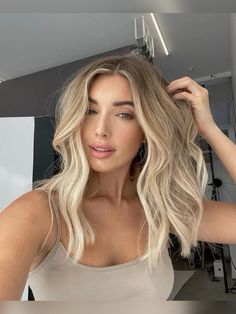 Blond Hair Color Ideas 2023, Blonde Hair 2023 Summer, Different Blonde Balayage, Ombre Hair Color For Blondes Dark Roots, Dark Root Money Piece Blonde, Blonde Hair Inspo Medium Length, Blonde Hair Trends Summer 2023, Bronde Balayage Green Eyes, Medium Blonde Hair Highlights