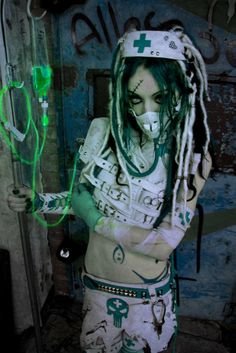 I love how creepy she looks =) Cybergoth Fashion, Zombie Photo, Estilo Punk Rock, Gothic Mode, Zombie Girl, Cyberpunk Fashion, Goth Beauty, Estilo Punk, Maquillage Halloween