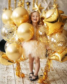 Glitter Photo Shoots, Golden Birthday Parties, Baby Birthday Photoshoot, Party Photoshoot, Golden Birthday, Birthday Photography, Gold Birthday, Birthday Pictures