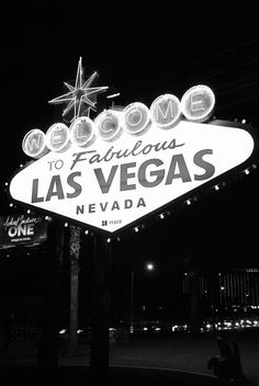 the welcome to fabulous las vegas sign lit up at night