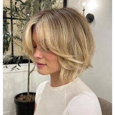 Bob Long Enough For Ponytail, Short Haircut Layers, Layered Short Bob, Layered Bob Haircut, Blond Bob, Hair Layers, Haircut Inspo