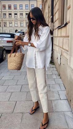 Jean Beige, Stile Boho Chic, White Shirt Outfits, Outfit Trends, Outfit Look, Casual Chic Outfit