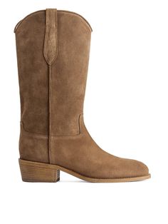 Suede boots styled with a rounded toe and shaft with pull tabs at the top. Detailed with white stitching. Heel height 4 cm. Boots Brown Women, Suede Boots Outfit, Beige Suede Boots, Boot Outfits, Blazer And T Shirt, Contemporary Wardrobe, Brown Women, Jean Accessories, Trainer Boots