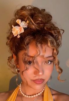 Hair Color Ideas On Curly Hair, Cuban Hairstyles, Curly Beach Waves, Curly Beach Hairstyles, Tropical Hairstyles, Summer Curly Hairstyles, Hairstyle Black Women, Homecoming Hairstyles Curly Hair, Tropical Hair