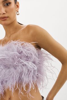 Optez pour le bustier raccourci Zaina pour un look à la fois chic et décadent. Ses plumes douces lui confèrent à la fois un aspect léger et une texture séduisante, et sa fermeture à glissière à l'arrière permet de créer une silhouette ajustée. Dressing Up, Ostrich Feathers, Seals, Feathers, Lavender, Dress Up, Texture, Zipper