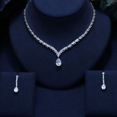 قلادات متدلية, Diamond Jewelry Set, Expensive Jewelry Luxury, Silver Wedding Jewelry, Diamond Jewelry Designs, Expensive Jewelry, A Necklace, Wedding Fashion, Wedding Jewelry Sets