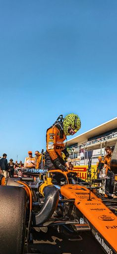 Formula 1 Wallpapers, Garage Aesthetic, Formula 1 Iphone Wallpaper, F1 Mclaren, F1 Wallpaper, Race Day Outfits, Mclaren Formula 1, Mclaren Cars, Formula 1 Car Racing