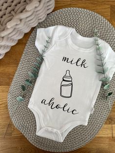 This cute baby bodysuit made of 100% cotton with a funny saying can also be personalized on request. The high-quality black print makes the bodysuit a real eye-catcher. Perfect as an individual gift or for your own little treasure - comfortable, stylish and unique! Custom Baby Onesies, Birth Gift, Gender Neutral Baby Clothes, Milk Bottle, Baby Body, Custom Baby, Gender Neutral Baby, Black Print, Baby Bodysuit