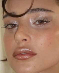 Makeup Looks Trending, Just Eyeshadow Look, Red Lip Silver Eye Makeup, Makeup Looks For Brunettes Brown Eyes, 90s Neutral Makeup, Make Up For Fair Skin And Blue Eyes, Cas Concert Makeup, Natural Snatched Makeup, Light Sparkle Makeup