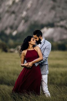 Pre Wedding Photo Pose Saree Outfit, Pre Shoot, Pose Prewedding, Pre Wedding Photoshoot Props, Anniversary Shoot, Photoshoot Outdoor, Pre Wedding Photoshoot Outfit, Pre Wedding Videos, Wedding Photoshoot Props