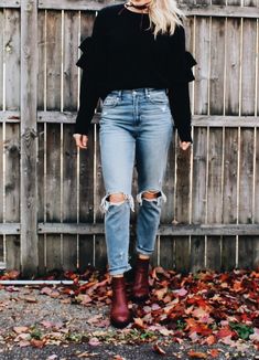 Fashion - Ruffled Sweaters & American Eagle Mom Jeans Mom Jeans Outfit Fall, Chic Style Inspiration, Pinterest Wardrobe, Diy Mom, Jeans Outfit Fall, American Eagle Mom Jeans, Mom Jeans Outfit