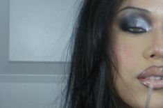 Cool Toned Lip Combo, Pamela Anderson Makeup, 2000s Frosted Makeup, Y2k Frosty Makeup, Y2k Lip Combo, Frosty Makeup, Frosted 90s Makeup, Early 2000s Smokey Eye, Frosted Eyeshadow 2000s