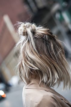 blogueuse-mode-paris-21 Medium Length Choppy Lobs, Short Hair Balayage, Short Hair Updo, Paris Mode, Girl Haircuts, Trench Coats, Hair Colour