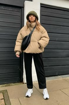 Japan Cold Weather Outfit, Beige Puffer Outfit, Tan Puffer Jacket Outfit, Winter Jackets Women Cold Weather, Beige Puffer Jacket Outfit, Big Jacket Outfits, Beige Leather Jacket Outfit, Japan Outfit Winter, Sweater Weather Outfits