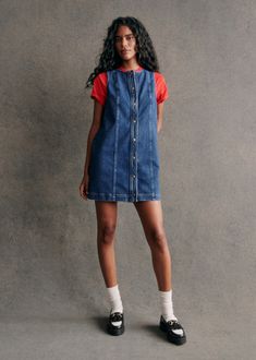 Short dress with short sleeves;Crew neck;Button fastening on the front;Wearing length 84 cm / 33.1 in (for a 36) Dress With Shirt Underneath, Jeans Dress Outfit, Denim Dress Style, Denim Dress Fall, Short Girl Fashion, Boxy Dress, Vintage Denim Dress, Denim Shorts Outfit, Casual Outfit Inspiration