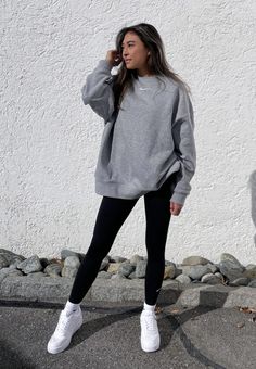 Leggins Outfits Winter, Cozy Fall Outfits With Leggings, Sporty Leggings Outfit, Leggins Outfit, Hungarian Fashion, Vinter Mode Outfits, Outfits Leggins, Casual Sporty Outfits, Sweat Gris