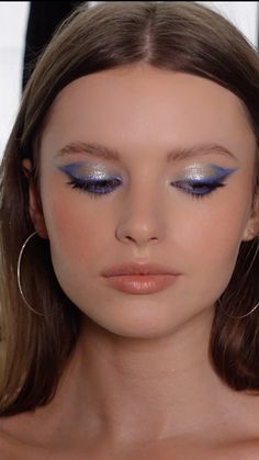 Makeup With Colorful Eyeliner, Navy Blue Natural Makeup, Styles Of Eyeliner, Colorful Makeup For Blue Eyes, Subtle Blue Makeup Looks, Blue Eyeshadow Makeup For Brown Eyes, Silver Blue Eyeshadow, Blue Eyeshadow Makeup Tutorial, Blue Makeup For Prom