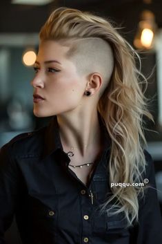 Woman Mohawk Hairstyles, Mohawk Haircut For Women, Mohawk Women, Hairstyle Mohawk, Mech Inspiration, Mohawk Hairstyles For Women, Mohawk Haircut, Shaved Side, Haircut For Women