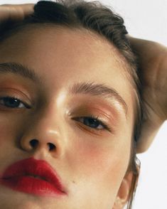 French Girl Makeup, Makeup 2024, Makeup Highlight, Beauty Style, Red Lipstick, Face Hair, Everyday Makeup, French Girl