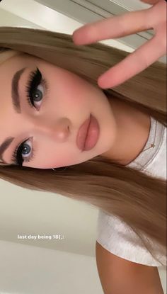 Loren Gray Makeup, Loren Gray Snapchat, Grey Makeup, Fake Lips, Loren Grey, Ig Bio, Perfect Eyelashes, Makeup Accesories, Loren Gray