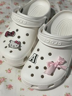 White Crocs, Crocs Fashion, Hello Kitty Shoes, Hello Kitty Accessories, Hype Shoes