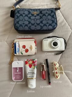 Everyday Bag Essentials, 귀여운 음식 그림, School Bag Essentials, Inside My Bag, In My Purse, Purse Essentials, Handbag Essentials, Girls Tote, What's In My Bag