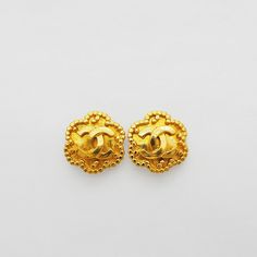 Used Chanel Chanel Flower Coco Earrings 96a Gold Ladies Point Frame (Sku: Gzu649) === General === Brand : Chanel Country Of Origin : France === Design === Gender : Women Color : Gold Season : Vintage === Included Items === Accessories Notice : Before Purchasing, Please Refer To The Images Of The Accessories Included With The Item. === Condition === Condition : Used (Good) Ranking : Rank Ab Used - Traces Of Usage, Scratches / Dirt Can Be Seen But Generally In Good Condition Seller Ranking : Rank Chanel Flower, France Design, Chanel Chanel, Chanel Jewelry, Cartier Ring, Vintage Cartier Bracelet, Vintage Boutique, Vintage Cartier, Vintage Dior