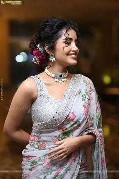 Hema Reddy Anupama Parameswaran Cute Face, Floral Saree, Anupama Parameswaran, Short Bodycon Dress, Bollywood Girls, Movie Reviews, Indian Beauty Saree, Celebrity Dresses