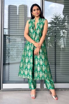 Shop for these amazing collections of Green Silk Woven Floral Shawl Collar Brocade Jacket Kurta And Pant Set For Women by Sobariko online at Aza Fashions. Brocade Jacket, Indo Western Dress, Brocade Dresses, Kurti Designs Party Wear, Kurta Designs Women, Designer Dresses Casual, Stylish Party Dresses, Party Wear Indian Dresses