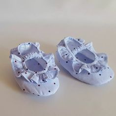 Aurora Shoes, Perlengkapan Bayi Diy, Baby Shoes Diy Pattern, Baby Crafts Diy, Doll Shoe Patterns, Baby Shoes Diy, Easy Diy Clothes, Bridal Gift Wrapping Ideas, Baby Shoes Pattern