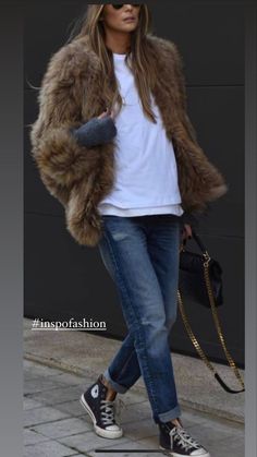 Chic Winter Outfits 2023, Faux Fur Coat Street Style, Winter Style 2023, Faux Fur Coat Outfit, Mode Hippie, Mode Casual, Looks Street Style, Looks Black, Fashion Mistakes