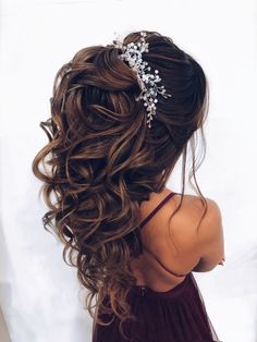 Pretty for the prom. And a wedding etc... Christmas Party Hairstyles, Wedding Hairstyles And Makeup, Quinceanera Hairstyles, Wedding Hairstyles Bride, Simple Wedding Hairstyles, Quince Hairstyles, Christmas Hairstyles, Wedding Hairstyles For Long Hair