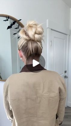 MCCALL | Lifestyle + Hair on Instagram: "Don’t forget this one!! It’s easy and works on any hair length! I did three knots but do as many as you can with some hair left at the end! The messier the better 😙🤌🏼 

#messyhairstyle #topknot #easyhairstyles #hairtutorial #messybuntutorial #messybuns #knotbun #dirtyhair #heatlesshair #easyhairtutorial #hairstylesforgirls #hairinfluencer #greasyhair #washday #hairinspo #highbun #fallhairtrends #fallhairstyles" Western Hairstyles, Messy Bun Tutorial, Knot Bun, Fabulous Hair, Fall Hair Trends, Heatless Hairstyles, Greasy Hair Hairstyles, Hair Tutorials Easy, Hair Length