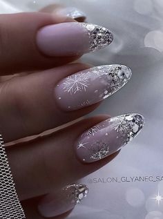 Christmas Silver Nails, Nagel Design Winter, Silver Christmas Nail Designs, Nails Christmas 2022, Christmas Nails Design Elegant, Xmas Nails Acrylic, Nail Designs Xmas, Coffin Nails Christmas, Christmas Nails Elegant