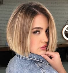 Micro Bob for Straight Hair Hot Short Hair, Blonde Bob With Bangs, Short Stacked Bob Haircuts, Chin Length Haircuts, Haircut For Fine Hair, Stacked Bob Haircut, Wavy Bob Hairstyles, Natural Gray Hair, Bob Haircut For Fine Hair