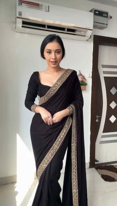 Black Velvet Saree Blouse Design, Black Border Saree, Black Sarees For Wedding, Blouse For Black Saree, Black Saree With Border, Black Saree Look, Black Saree Party Wear, Velvet Saree Blouse, Saree Velvet