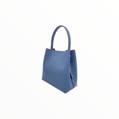 Bolso shopper creado en piel con una linea moderna. Gran bolso que está embellecido con un forro que hace contraste con el color de piel. La linea rectangular del modelo con asas grandes lo hace preciso para un día de compras. El modelo está en tres tonos, papel de azúcar, rojo y negro. Bolso de piel. Bolso fabricado en Italia. Bolso creado y fabricado en Italia. Bolso shopper de gran capacidad. Square Leather Bucket Bag For On-the-go, Chic Leather-lined Bucket Bag Tote, Chic Leather-lined Tote Bucket Bag, Modern Satchel With Leather Lining For Errands, Modern Leather Box Bag For Errands, Square Bucket Bag With Leather Handles For Shopping, Chic Leather-lined Bucket Bag For Shopping, Chic Shoulder Bag With Leather Lining For Shopping, Chic Satchel For Shopping With Leather Lining