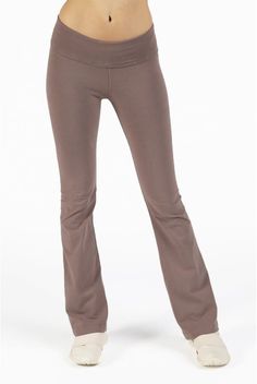 The Hard Tail Rolldown Bootleg Flare Pant in Brown will lend classic style to your wardrobe. This full length pant features a bootleg cut, with an adjustable roll down waist, offering comfort and relaxed style. Made of a soft cotton fabric, with an elastic-free waistband, reinforced front and back seams, and stretch, this pant provides comfort and durability. One of our best yoga pants we sell on Evolve! Description: Full length pant. Bootleg cut. Fitted, with soft flare at bottom. Pre-shrunk. G Bootleg Pants, Celebrity Casual Outfits, Flare Pant, Yoga Clothing, Cute Everyday Outfits, Best Yoga, Fall Winter Outfits, Relaxed Style, Yoga Clothes