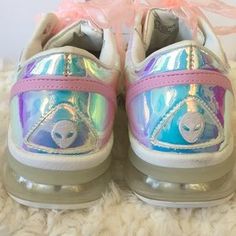 Shop Women's YRU Pink White Size 10 Athletic Shoes at a discounted price at Poshmark. Description: These are a 💕sample sale 💕of the YRU Aiire Atlantis Holographic Sneakers with pink taffeta laces. These DO NOT have lights. Half sizes please size up!! A few in each size at a close out special price. Brand new in box..... Sold by uneedthistoo. Fast delivery, full service customer support. White Sneakers For Skateboarding In Summer, Trendy Sneakers For Skateboarding In Summer, White Sneakers For Skateboarding, White Skateboarding Sneakers For Summer, Holographic Sneakers, Pearl Houzuki, Holographic Shoes, Shoes Aesthetic, Sample Sale