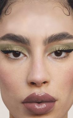 Makeup Olive Skin Green Eyes, Green Subtle Eye Makeup, Earthy Makeup Looks, Unique Makeup Ideas, Trendy Eye Makeup, Beauty And Cosmetics, Scandinavian Summer, Blonde Fashion