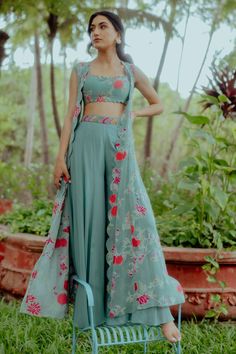 "14 Versatile Crop Tops Outfit Ideas for Day to Night Looks" 1950’s Fashion, Floral Print Jacket, Lehenga Designs Simple, Palazzo Set, Dupatta Set, Designer Dresses Casual, Set Style