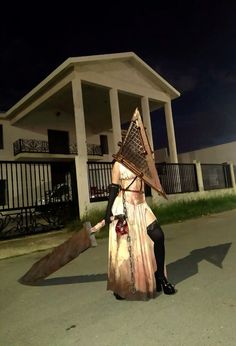 Lady Pyramid Head, Silent Hill Costume Pyramid Head, Female Pyramid Head Cosplay, Silent Hill Pyramid Head Cosplay, Silent Hill Halloween Costumes, Pyramid Head Cosplay Female, Cryptid Cosplay, Horror Game Cosplay, Horror Cosplay Female