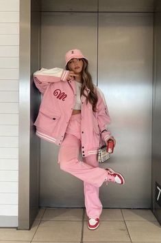 Street Wear Pink Outfits, Y2k Girly Outfits Street Styles, Colorful Dressy Outfits, Pink Street Wear Outfits, Pink Winter Jacket Outfit, Pink Outfits Aesthetic Winter, Trendy Pink Outfits, Pink Outfits Streetwear, Pink Outfit Inspo Aesthetic