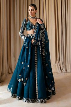 Wedding Ghagra Indian, Vani Vats Lehenga, Chanya Choli Design For Wedding, New Lehenga Designs Indian Weddings, Kalki Lehenga, Flower Lehenga, Teal Lehenga, Vani Vats, Sheer Dupatta