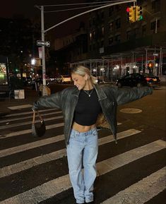 Cool City Outfits, Night Out Jacket, Cool Girl Outfits Fall, Fashion 2025 Trends Women, New York Outfit Aesthetic, Leather Jacket Styling, City Outfit Ideas, New York Aesthetic Outfits, City Girl Style